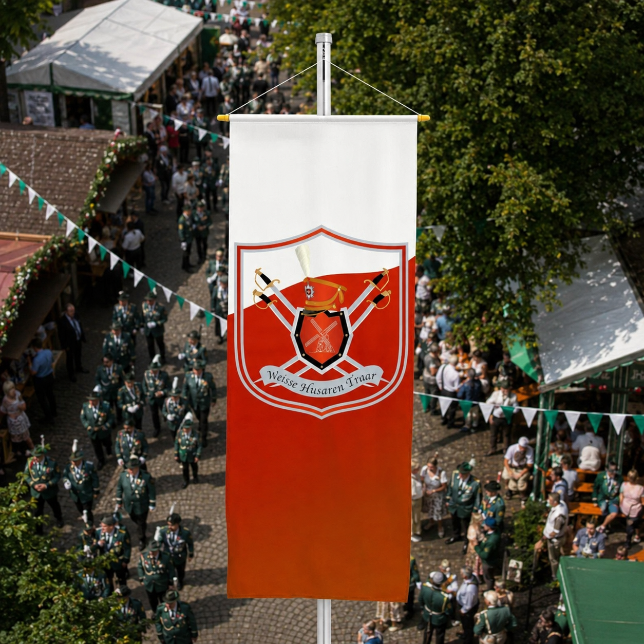 Vereinsfahne als Bannerfahne mit Wappen der Weißen Husaren Traar über einem Schützenfest